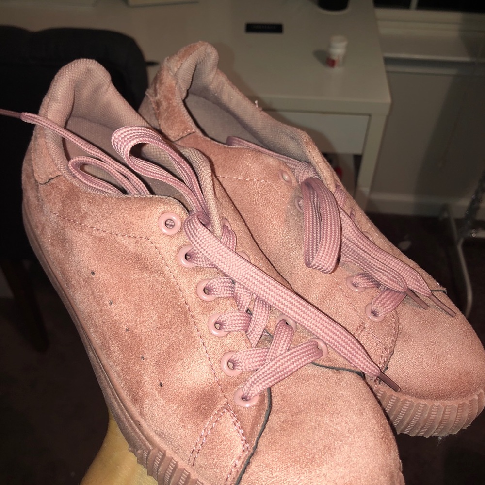 Peachy / dusty rose colored tennis shoes